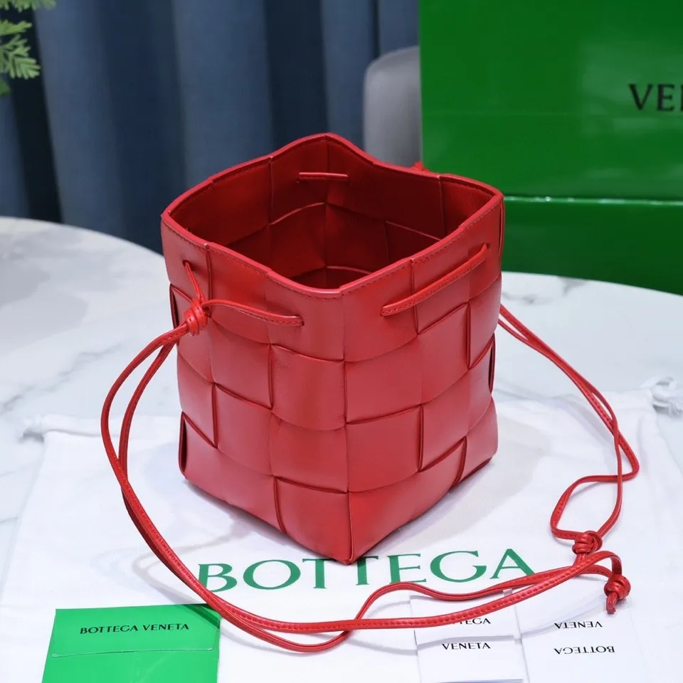 Large red 🔻Bottega veneta* new woven small bucket bag latest series # The square bag shape is matched with classic woven elements, drawstring design, minimalism, and has a very large capacity. Every color is beautiful, it is simple but has a cool style, both men and women can control it, and the upper body is fashionable and classy! Style number: 6612# Large size: 19x14x13cm